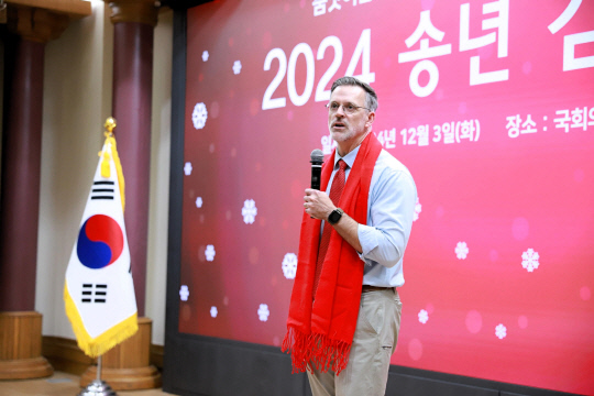 2024 품앗이상을 수상하며 소감을 전하고 있는 그레고리 힐 유타대 아시아캠퍼스 대표